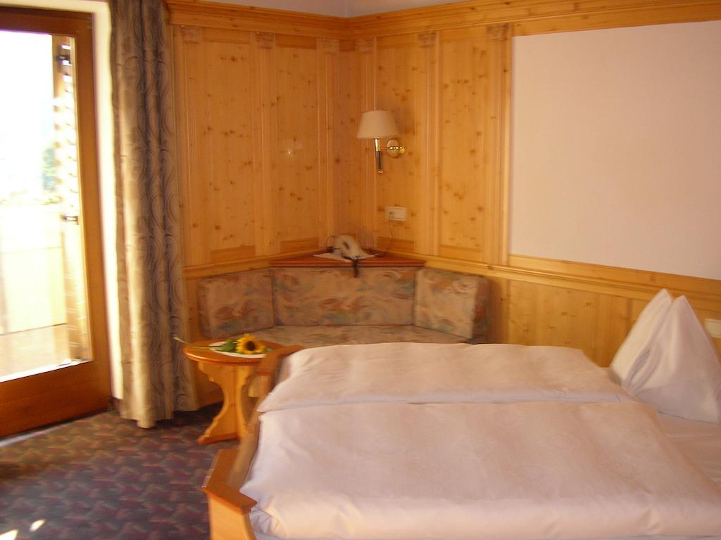 Hotel Burgblick San Lorenzo di Sebato Habitación foto